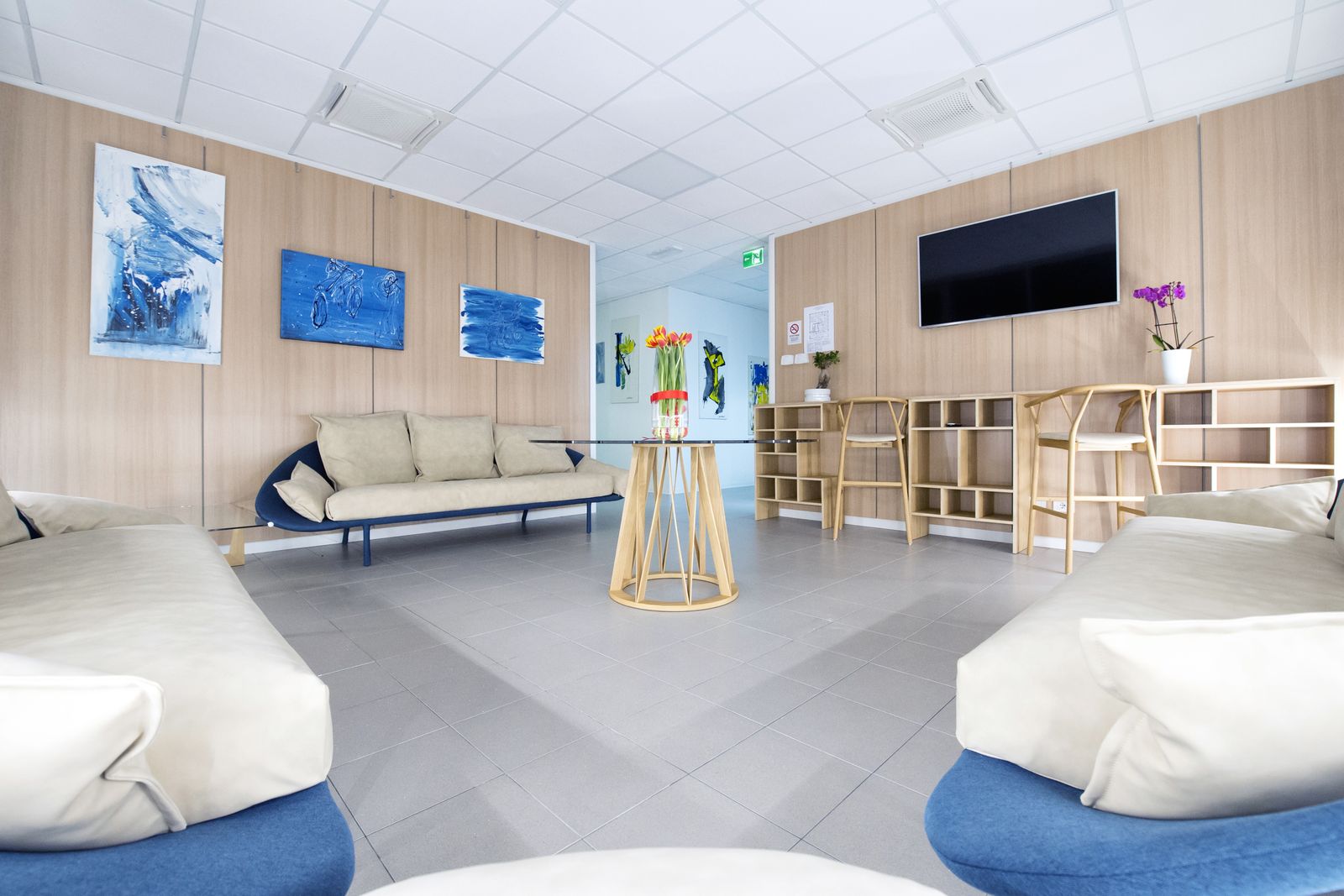 Area lounge con opere d'arte