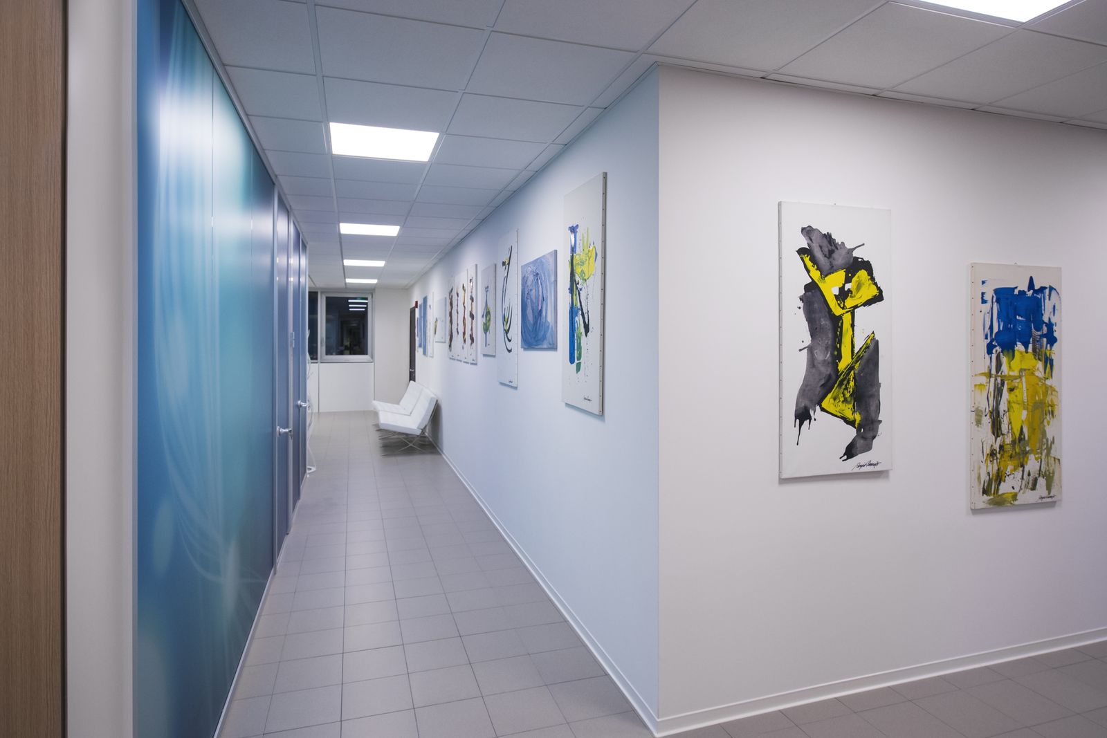 Corridoio con opere d'arte